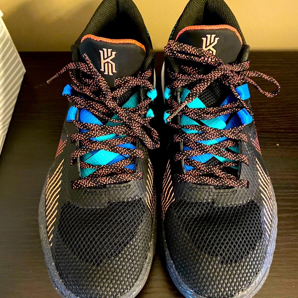 Men’s basketball sneakers